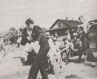 Branham posant la pierre angulaire du branham Tabernacle en 1933